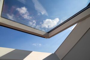 Lichtkoepel met ventilatie: zo houd je frisse lucht én daglicht binnen