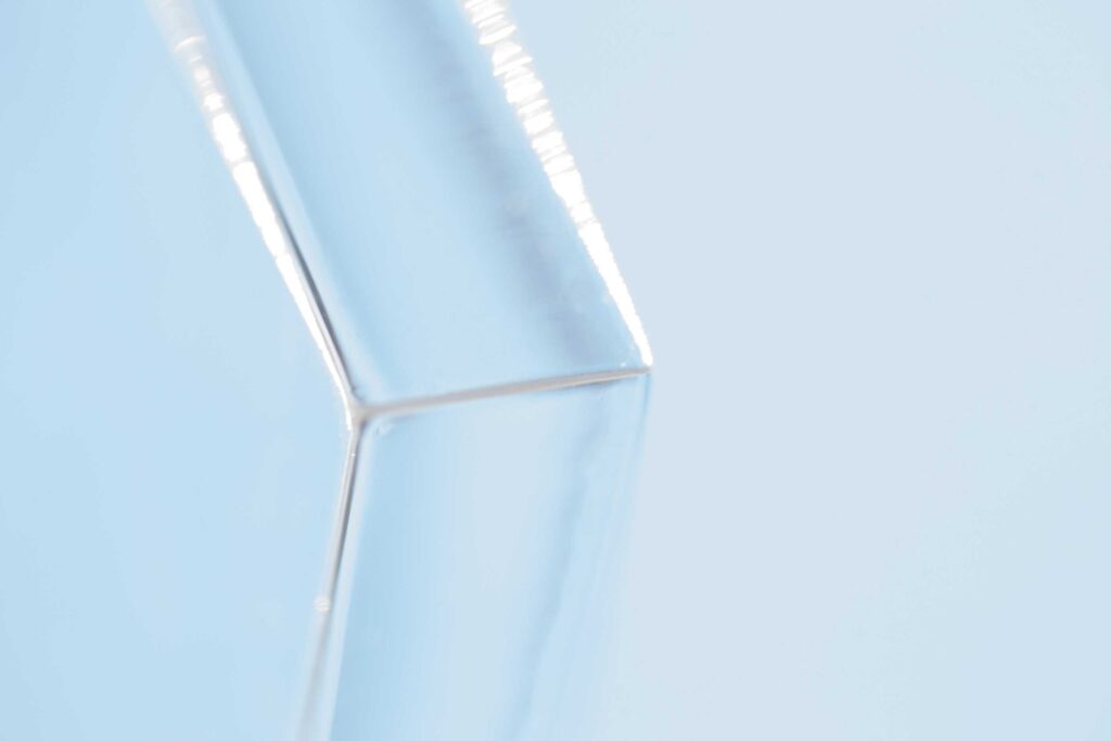 Plexiglas op maat: waarom steeds meer bedrijven kiezen voor kunststof in plaats van glas