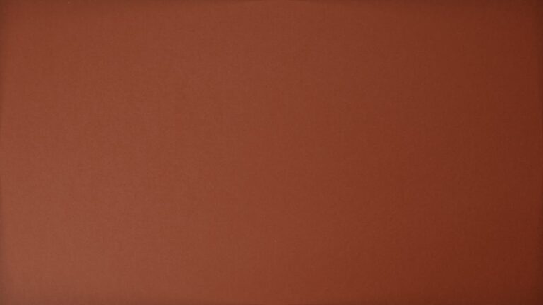 De tijdloze elegantie van taupe op de muur